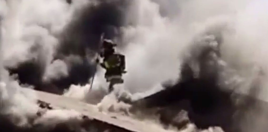 Video: se desploma techo y cae bombero
