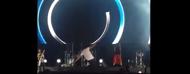 Enrique Iglesias se cae en el escenario Enrique Iglesias se cae en el escenario