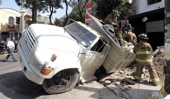 Vuelca camión en la colonia Roma Vuelca camión en la colonia Roma