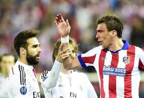 Dani Carvajal niega morder a Mandzukic