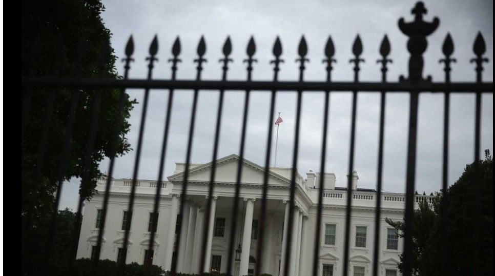 Liberan a hombre que trepó la cerca de la Casa Blanca