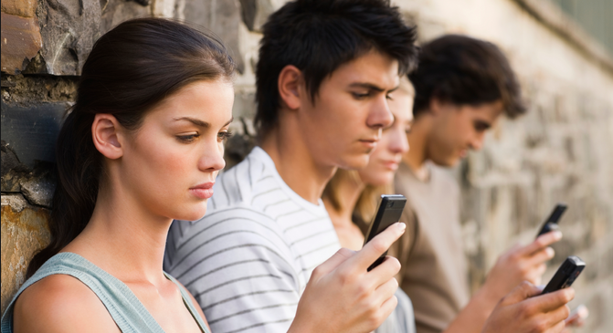 Aumentan casos de ojo seco en jóvenes