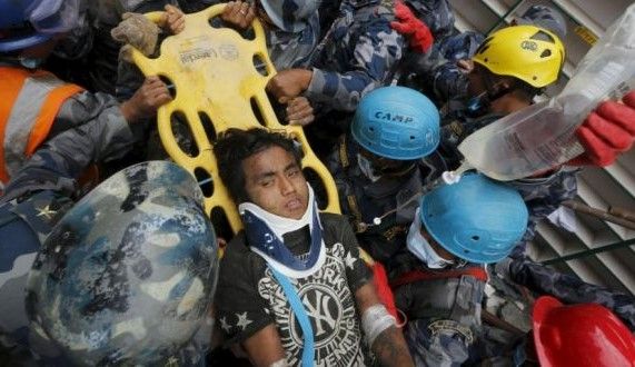 Adolescente es rescatado de edificio colapsado en Katmandú Adolescente es rescatado de edificio colapsado en Katmandú