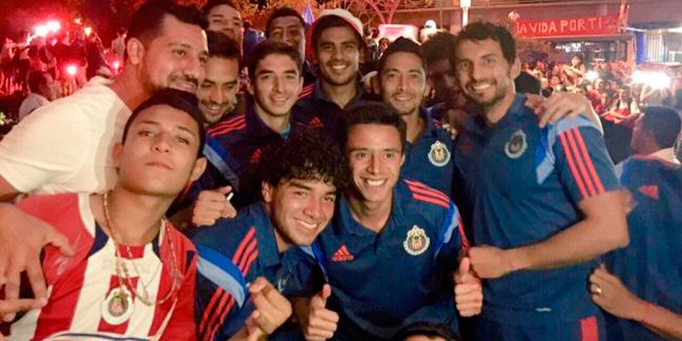 Aficionados apoyan a Chivas antes del clásico