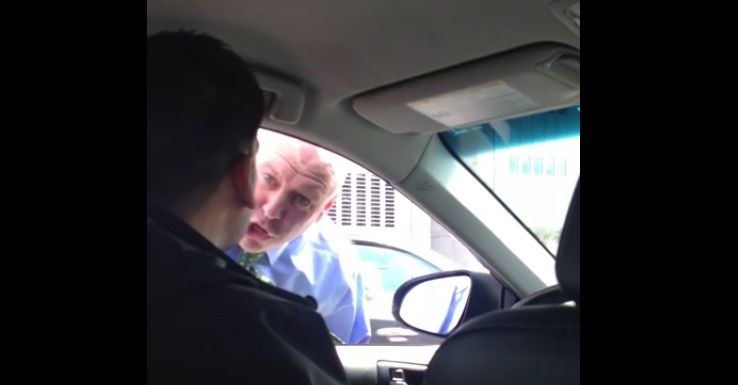 Policía de NY agrede verbalmente a chofer migrante