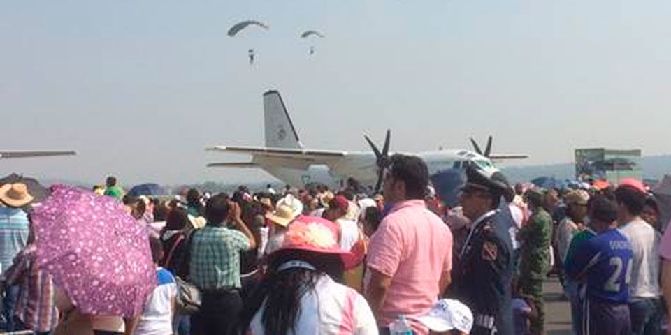 Se desploma aeronave durante Feria Aeroespacial en Edomex