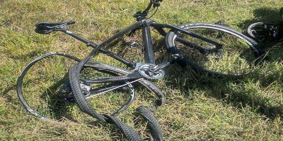 Coche choca con ciclista en Lerdo