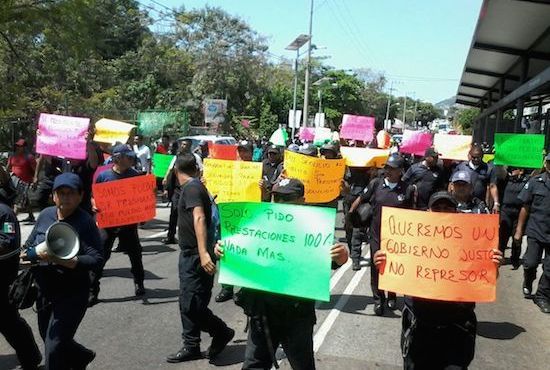 Policías marchan en Acapulco