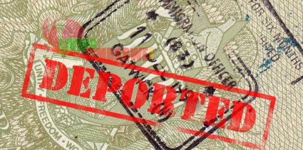 Policías golpean a un migrante deportado de España Policías golpean a un migrante deportado de España