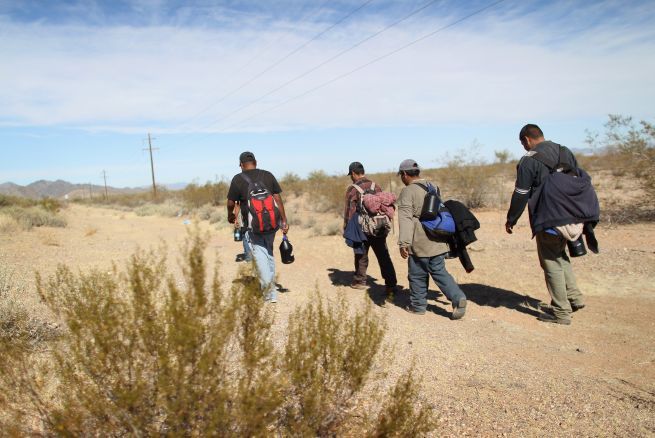 Rescatan 139 migrantes en el desierto de Sonora