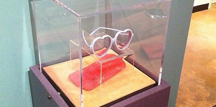 Detienen a presunto ladrón de lentes de Elton John