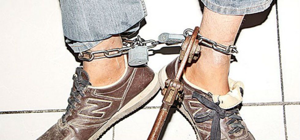 Padres encadenan a su hijo como “medida precautoria”