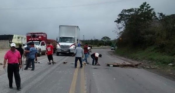Escasez de alimentos y combustibles por bloqueos en Oaxaca - enesimo_bloqueo_carrtera_oaxaca1
