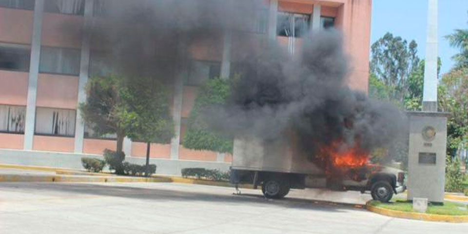 Normalistas se enfrentan a policías en Chilpancingo