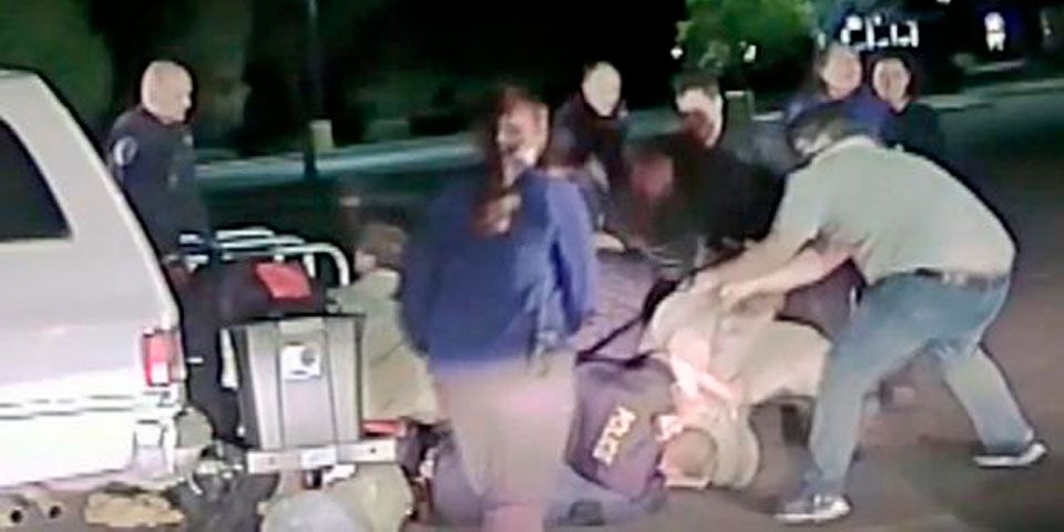 Muere uno en enfrentamiento afuera de Walmart