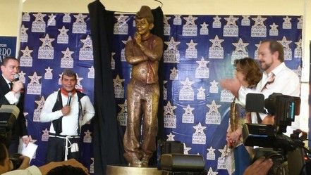Develan estatua de “Cantinflas”