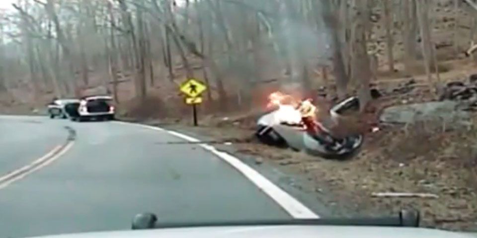 Mujer es rescatada poco antes de que explote su vehículo Mujer es rescatada poco antes de que explote su vehículo