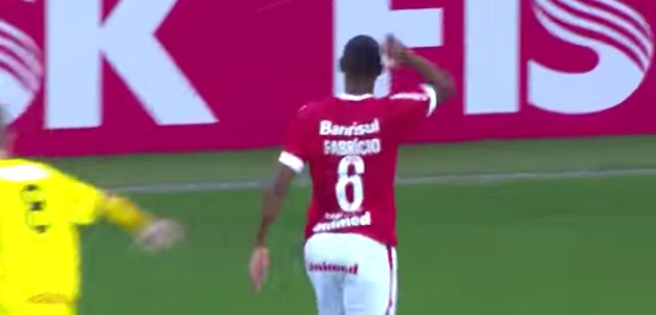 Jugador expulsado por ofender a sus aficionados