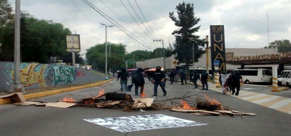 Vándalos provocan incendio afuera de la FES Acatlán