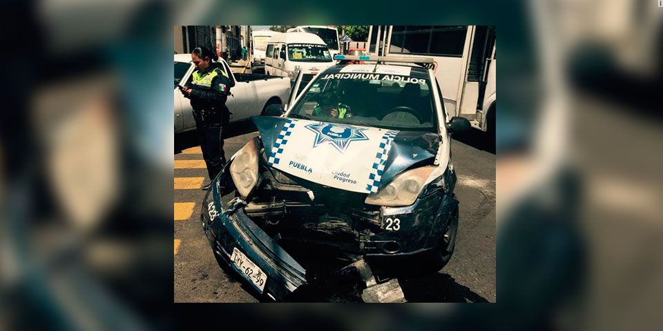 Policía de Puebla ocasiona accidente por hablar por celular
