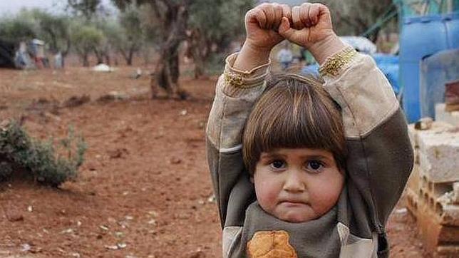 La niña siria que se “rinde” ante una cámara