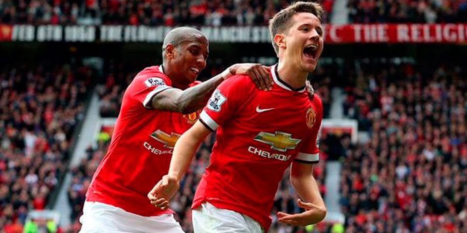 Manchester United gana con dos de Herrera