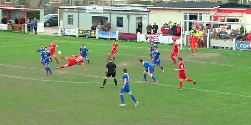 Espectacular golazo de tijera en la liga de Gales