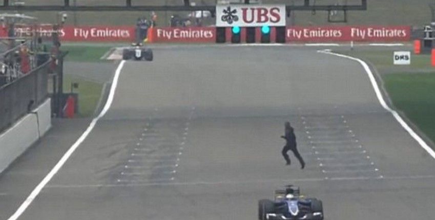 Espectador de GP de China corre por la pista Espectador de GP de China corre por la pista