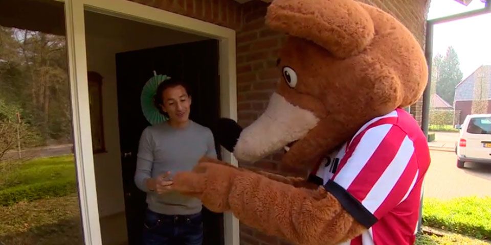 Mascota de PSV lleva regalos a Guardado Mascota de PSV lleva regalos a Guardado