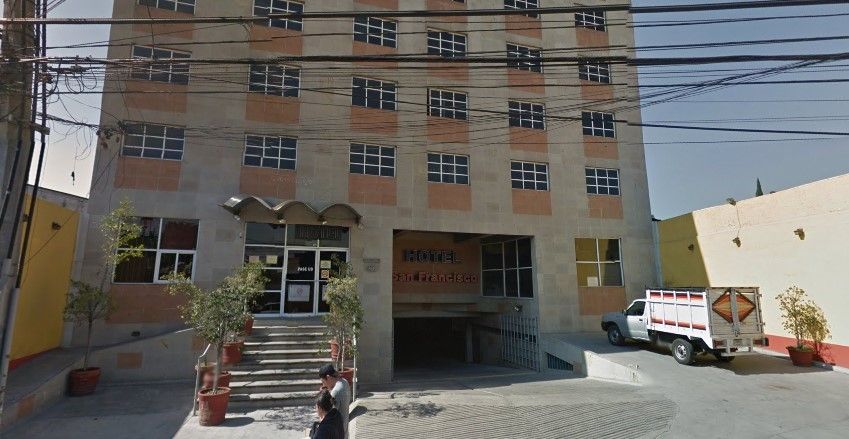 Avientan a mujer desde el cuarto piso de un hotel