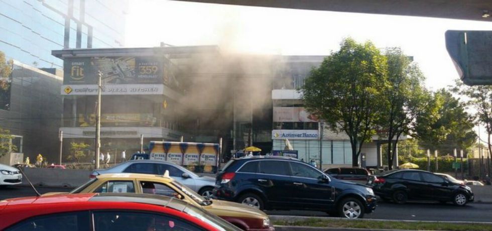 Incendio en plaza comercial al sur del DF