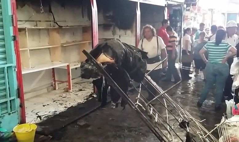 Arde mercado de Puente del Dragón en Cuernavaca