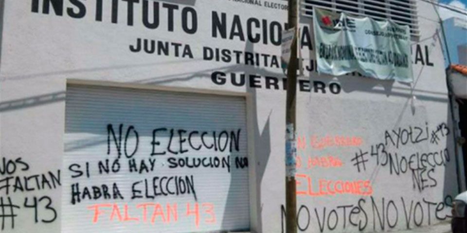 Consejero del INE es retenido por CETEG en Guerrero