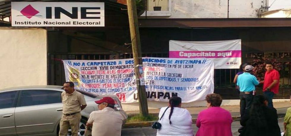 CNTE toma oficinas del INE en Uruapan