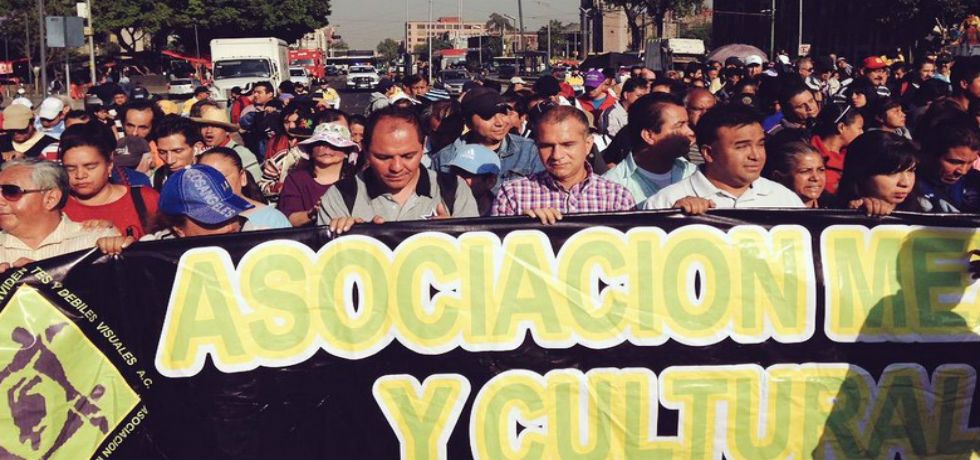 Marcha de invidentes concluye en enfrentamiento