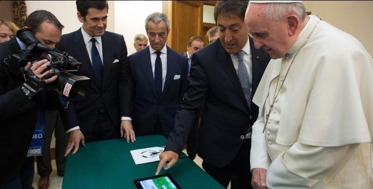 Subastan iPad del Papa Francisco