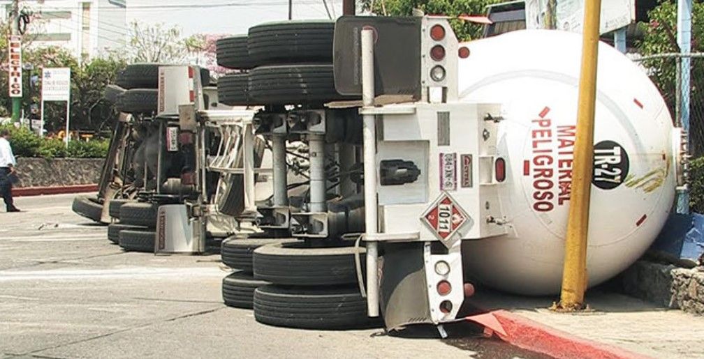 Vuelca pipa en Jiutepec Vuelca pipa en Jiutepec