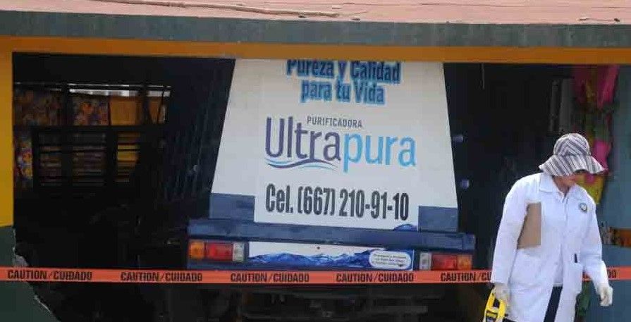 Camioneta choca contra kínder. Hay 2 muertos