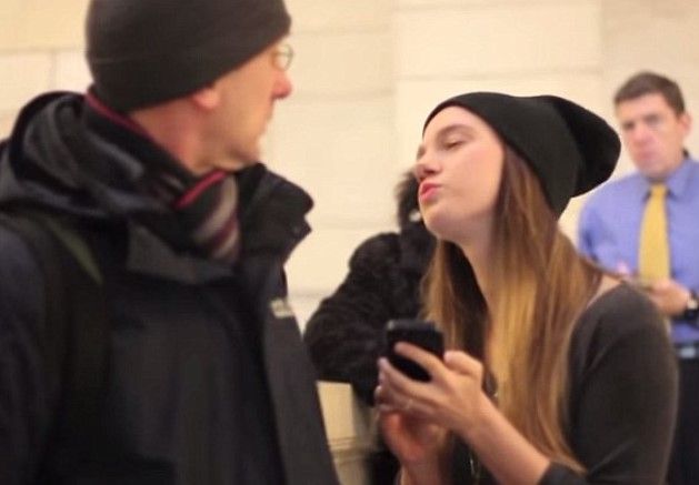 Chica roba besos en Nueva York