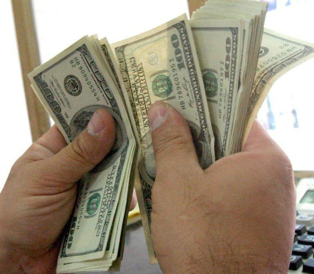 Cierra dólar en máximo histórico de 16.58 pesos