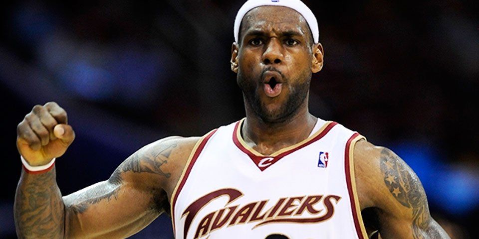Impresionante canasta de LeBron de lado a lado de la cancha Impresionante canasta de LeBron de lado a lado de la cancha