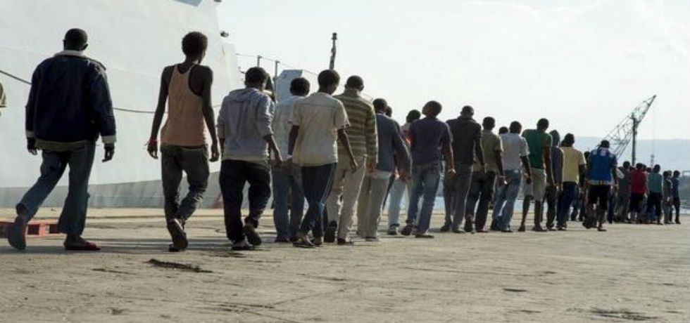 Mueren 400 al hundirse embarcación en el Mediterráneo Mueren 400 al hundirse embarcación en el Mediterráneo