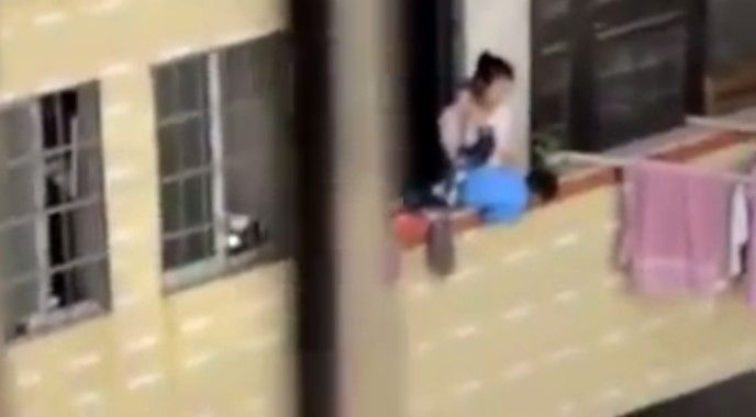 Mujer amenaza con tirar a niño desde un balcón
