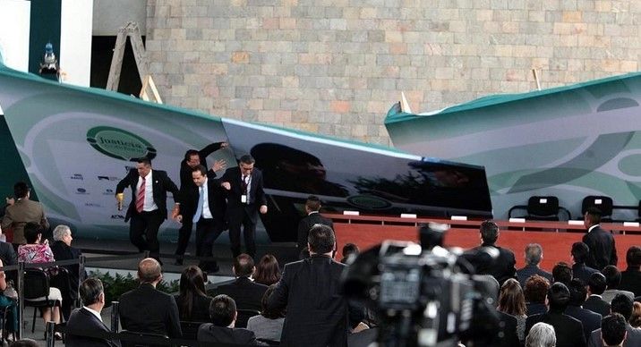 Cae mampara en evento de EPN