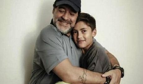 Video: Maradona se disculpa con niño