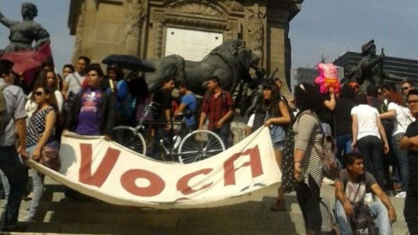 Marchan alumnos del IPN a Gobernación