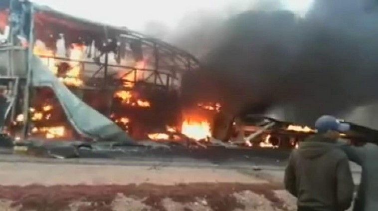 Mueren al menos 33 personas por choque con pipa Mueren al menos 33 personas por choque con pipa