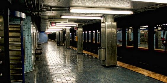 Salvan a hombre que cae a las vías del metro