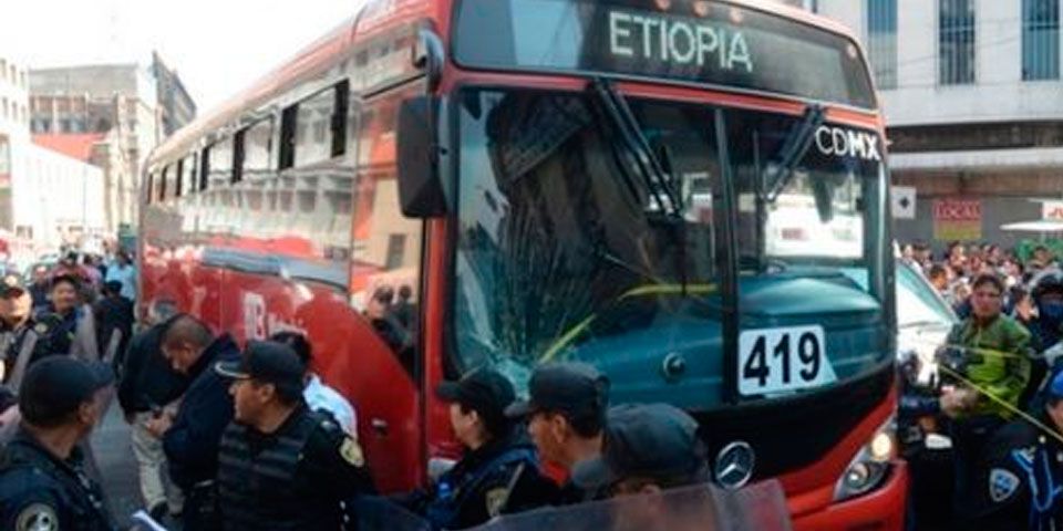 Choca Metrobús con camioneta en la Narvarte