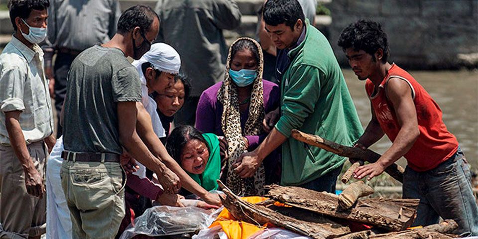 Estudiante mexicano ayuda a víctimas en Nepal